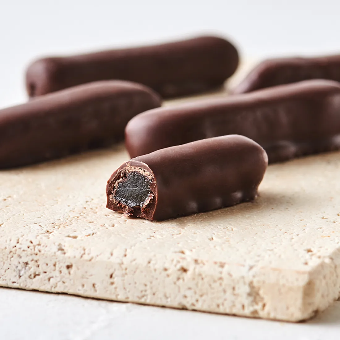 Stimmungsbild: Ingwer-Stäbchen dekorativ angeschnitten