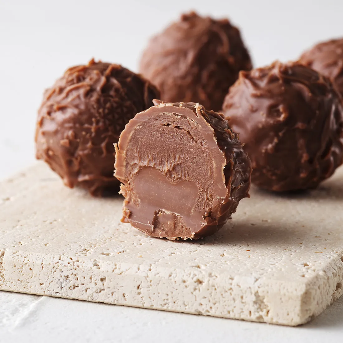 Produktbild: Schoko-Butter-Trüffel in Vollmilchschokolade angeschnitten