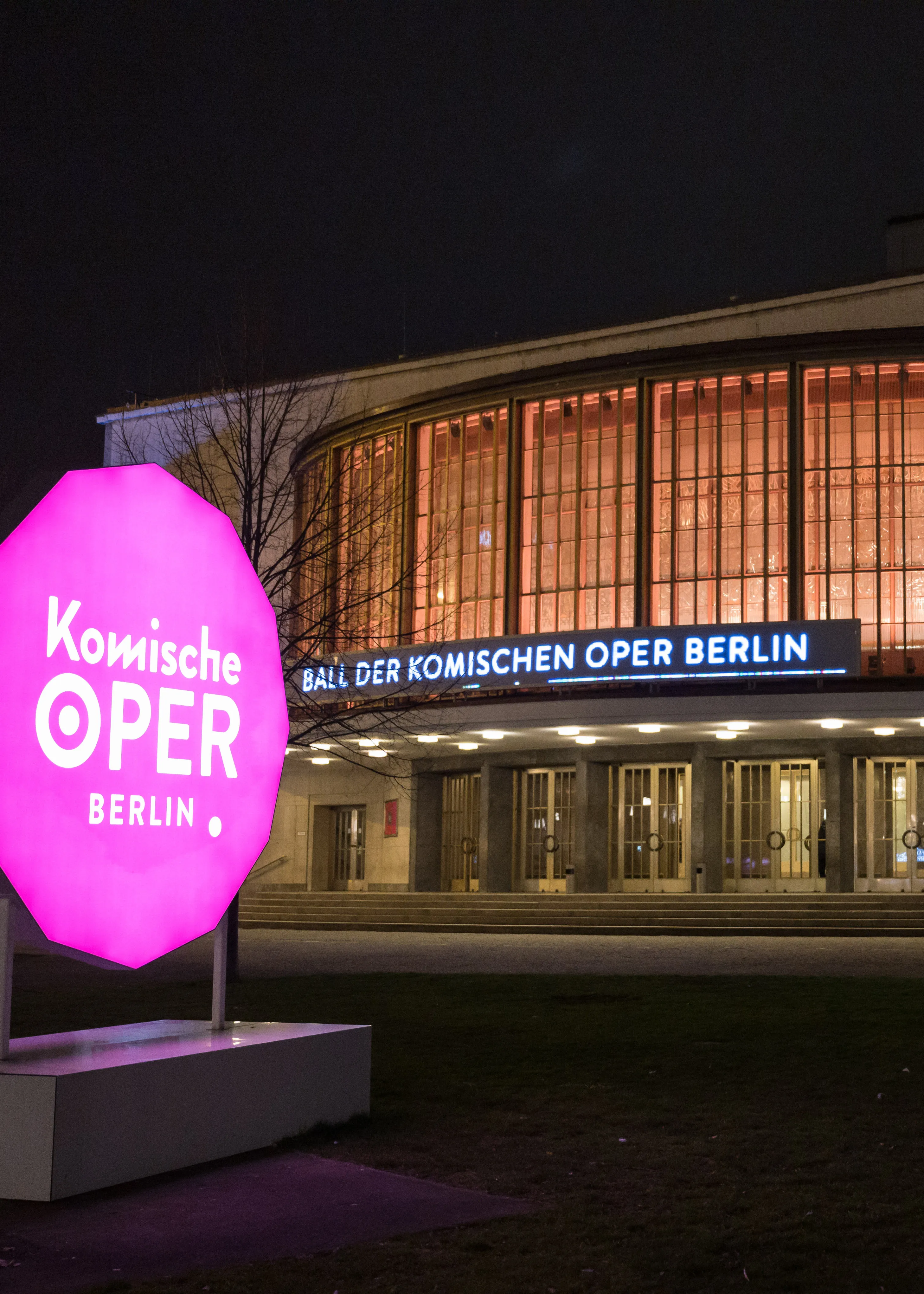 Stimmungsbild: Außenansicht der Komische Oper Berlin im Schillertheater Stimmungsbild: Außenansicht der Komische Oper Berlin im Schillertheater