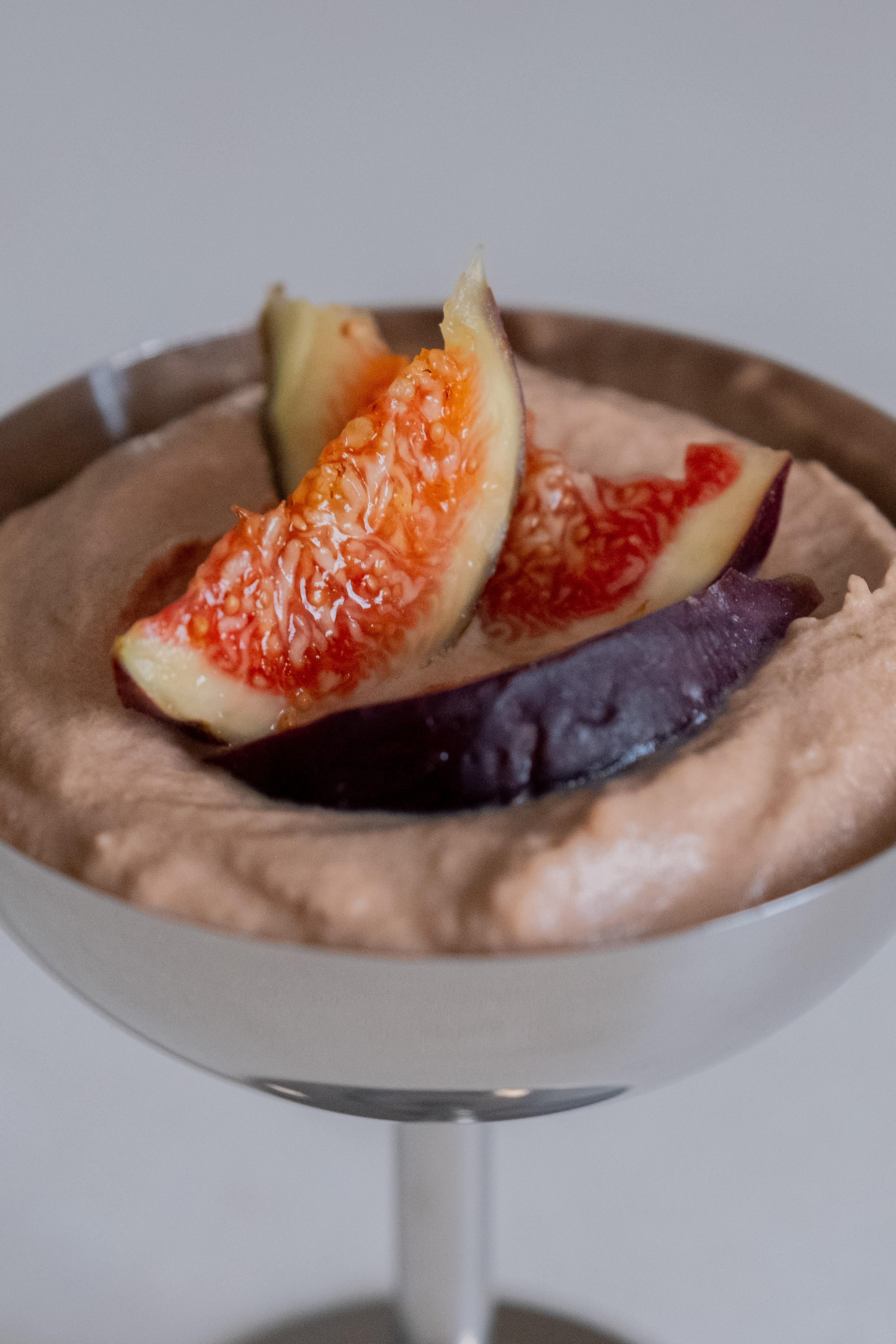 Stimmungsbild: Geviertelte Maracuja auf Marzipan Mousse in Edelstahl Eisschale