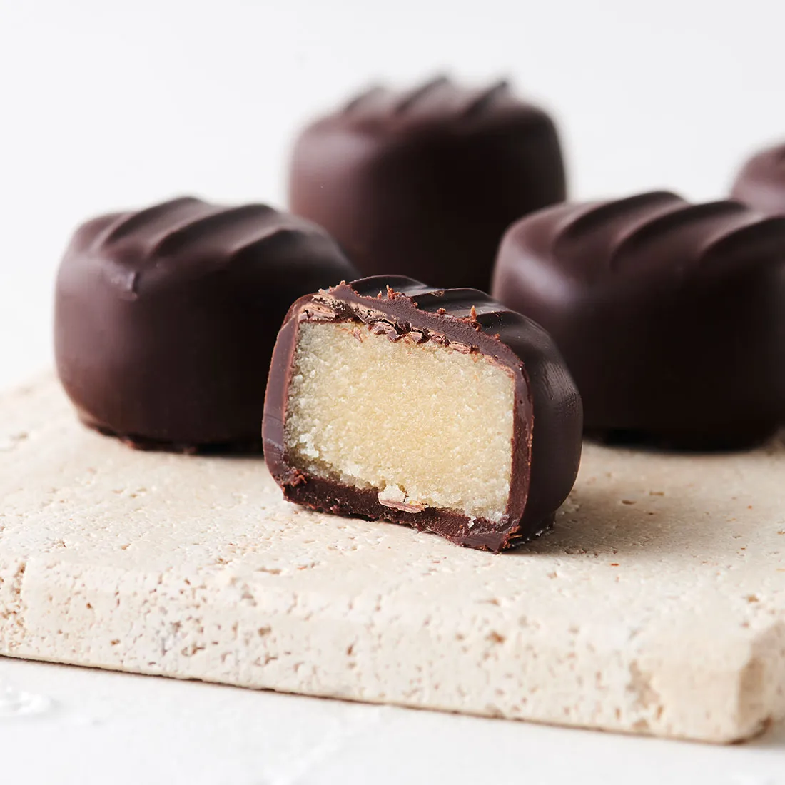 Edelmarzipan Praline, 6 St. Stimmungsbild: Edelmarzipan wird dekorativ angeschnitten