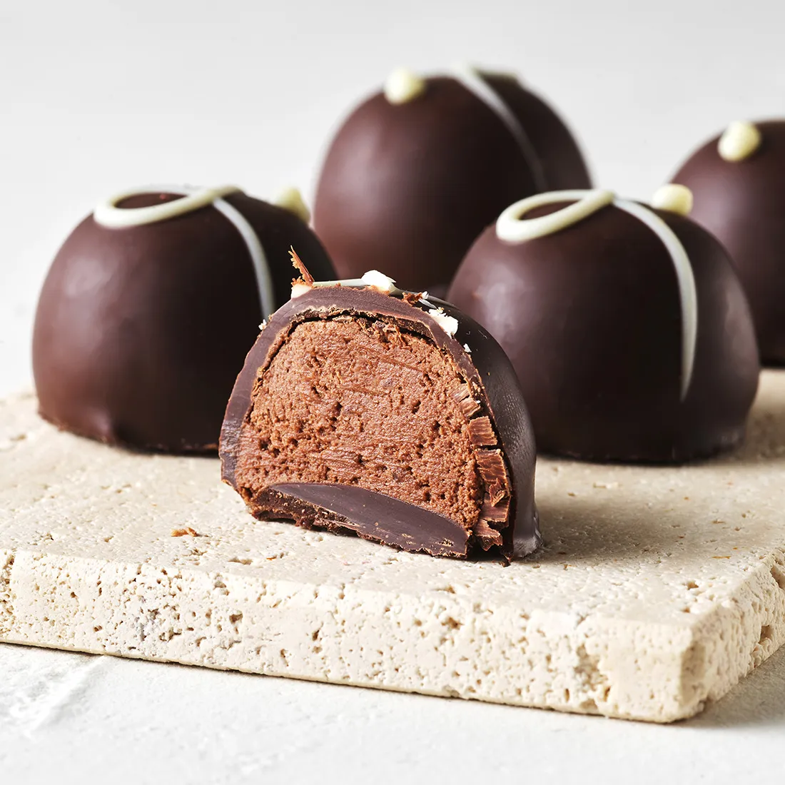 Stimmungsbild: Mousse au Chocolat Trüffel dekorativ angeschnitten