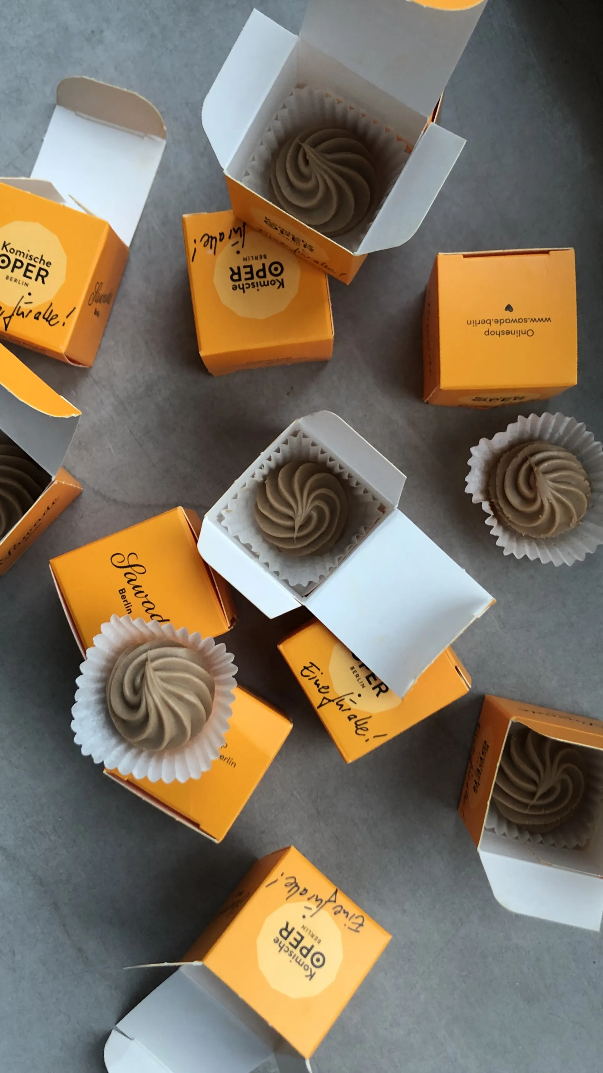 Stimmungsbild: Pralinenverpackung für die Komische Oper Berlin mit Pralinen Stimmungsbild: Pralinenverpackung für die Komische Oper Berlin mit Pralinen
