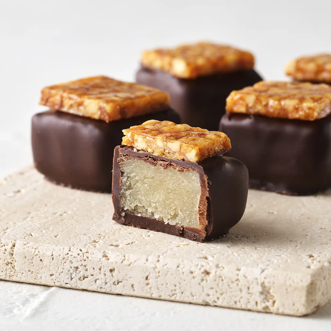 Marzipan-Krokant, 6 St. Stimmungsbild: Marzipan Krokant wird dekorativ angeschnitten