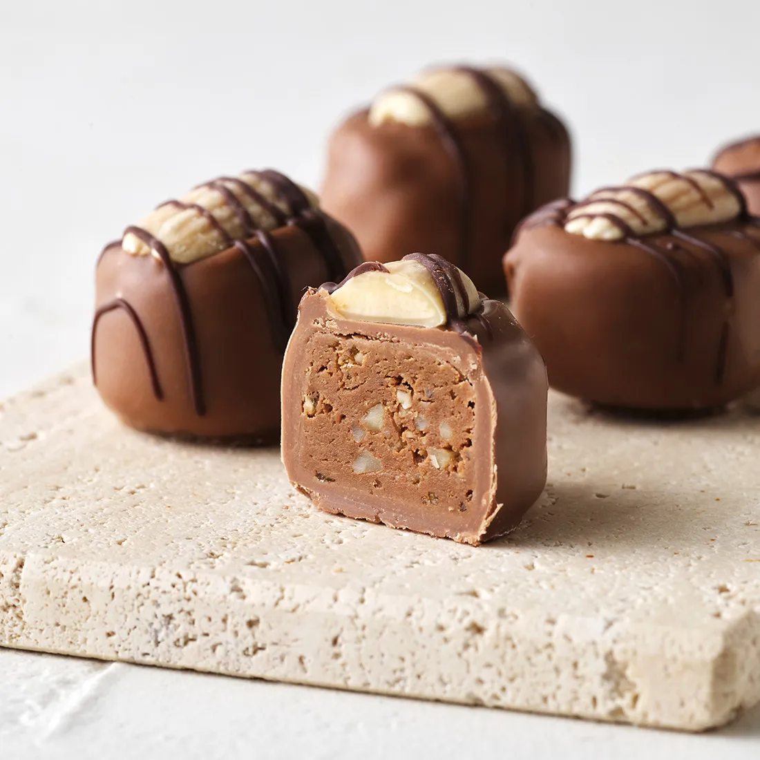 Stimmungsbild: Nougat Krokette wird dekorativ angeschnitten 