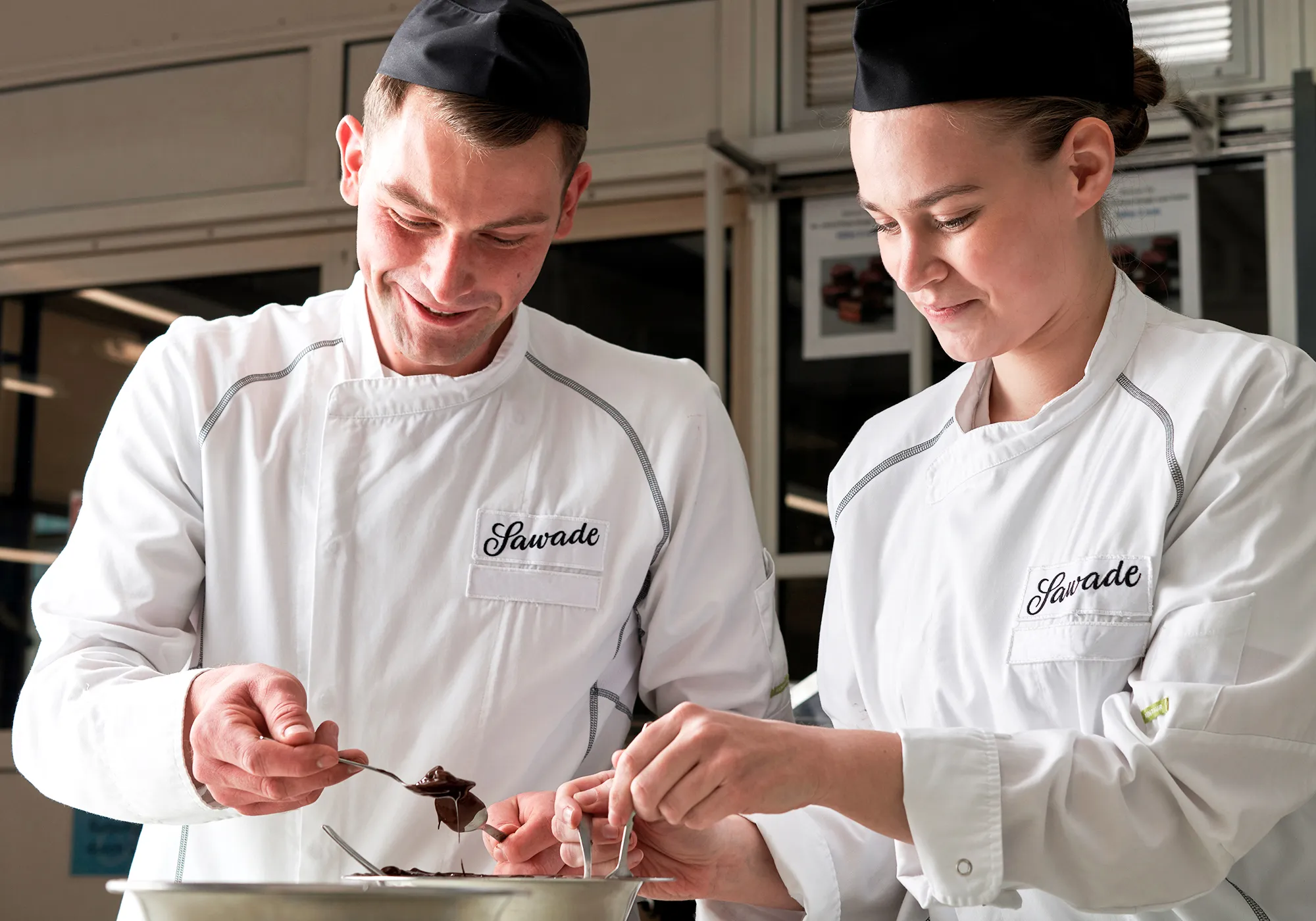 Produktionsbild: Menschen löffeln Schokolade