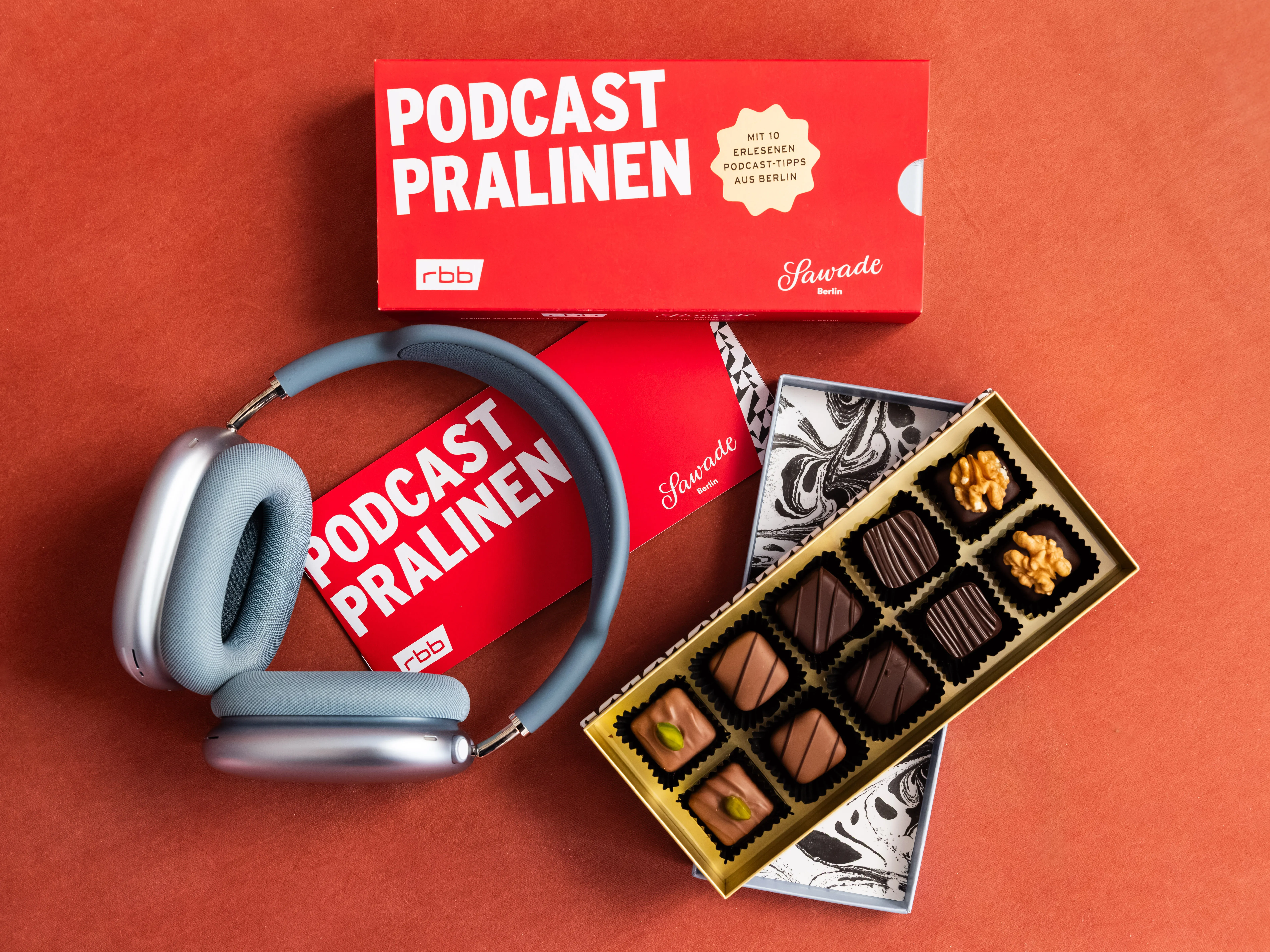 Inszenierung Podcast Pralinen mit Kopfhörer