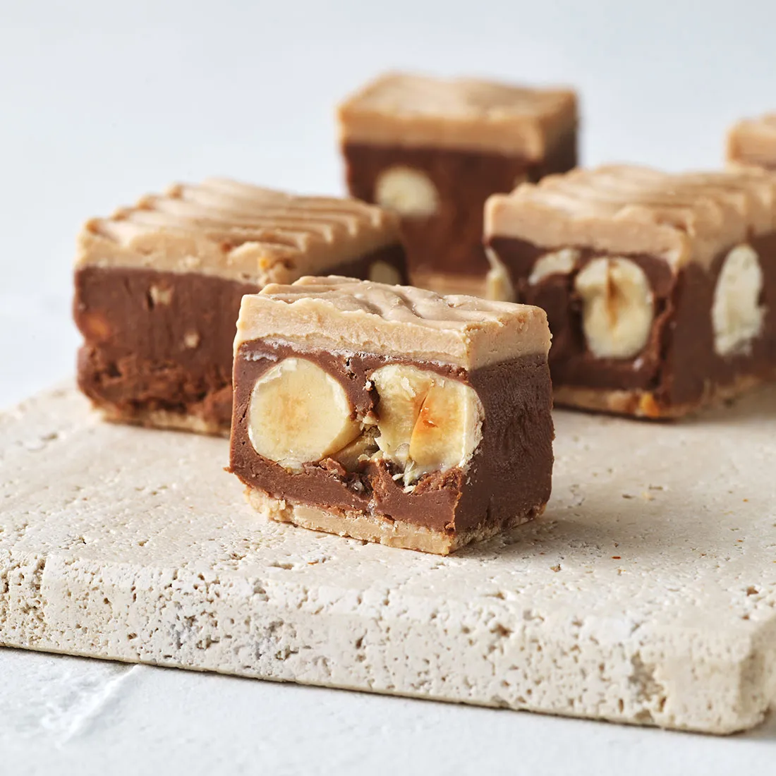 Stimmungsbild: Nougat mit ganzen Nüssen Praline dekorativ angeschnitten