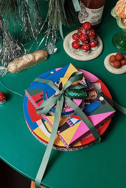 Stimmungsbild: weihnachtliche Schachteln mit einer großen Schleife auf einem festlichen Tisch cool inszeniert