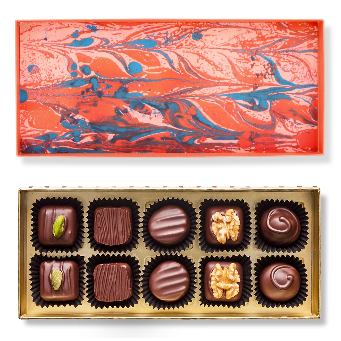 Produktbild: Klassische Pralinenschachtel, Ansicht vom Deckel innen mit Marmormuster rot-mehrfarbig und Innenansicht mit zehn unterschiedlichen Pralinen in fünf Sorten