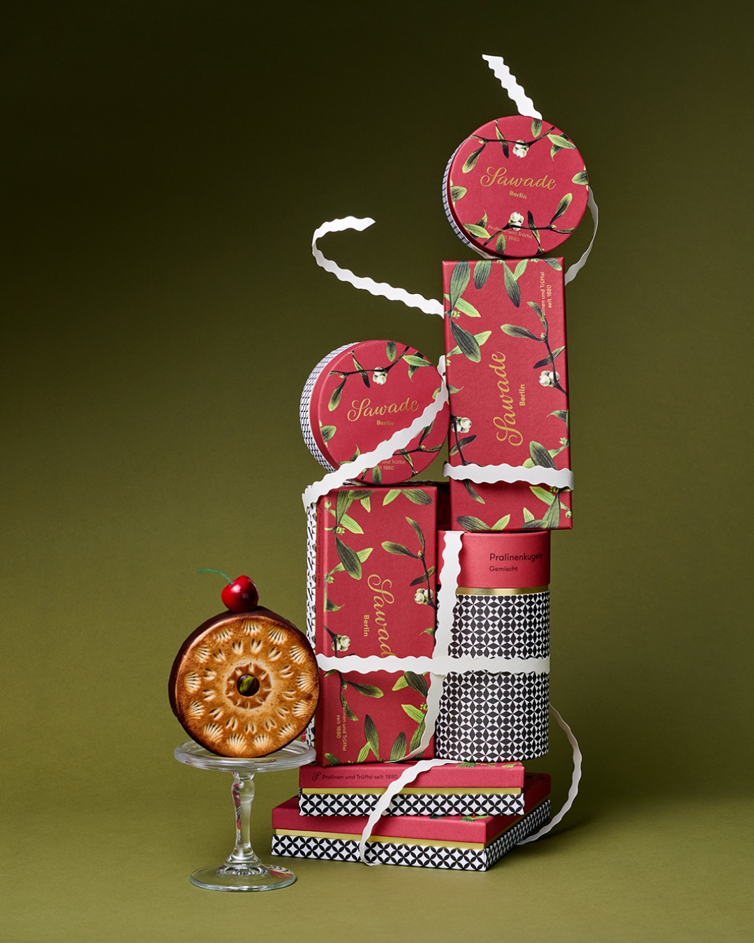 Meet me under the mistletoe. ❤️ Unsere Edition Mistelzweig in klassischem Rot mit Mistelzweigen und goldenen Akzenten verpackt unsere beliebtesten alkoholfreien Pralinen besonders hübsch. Garantiert ein Hingucker, garantiert ein Gaumenschmaus.