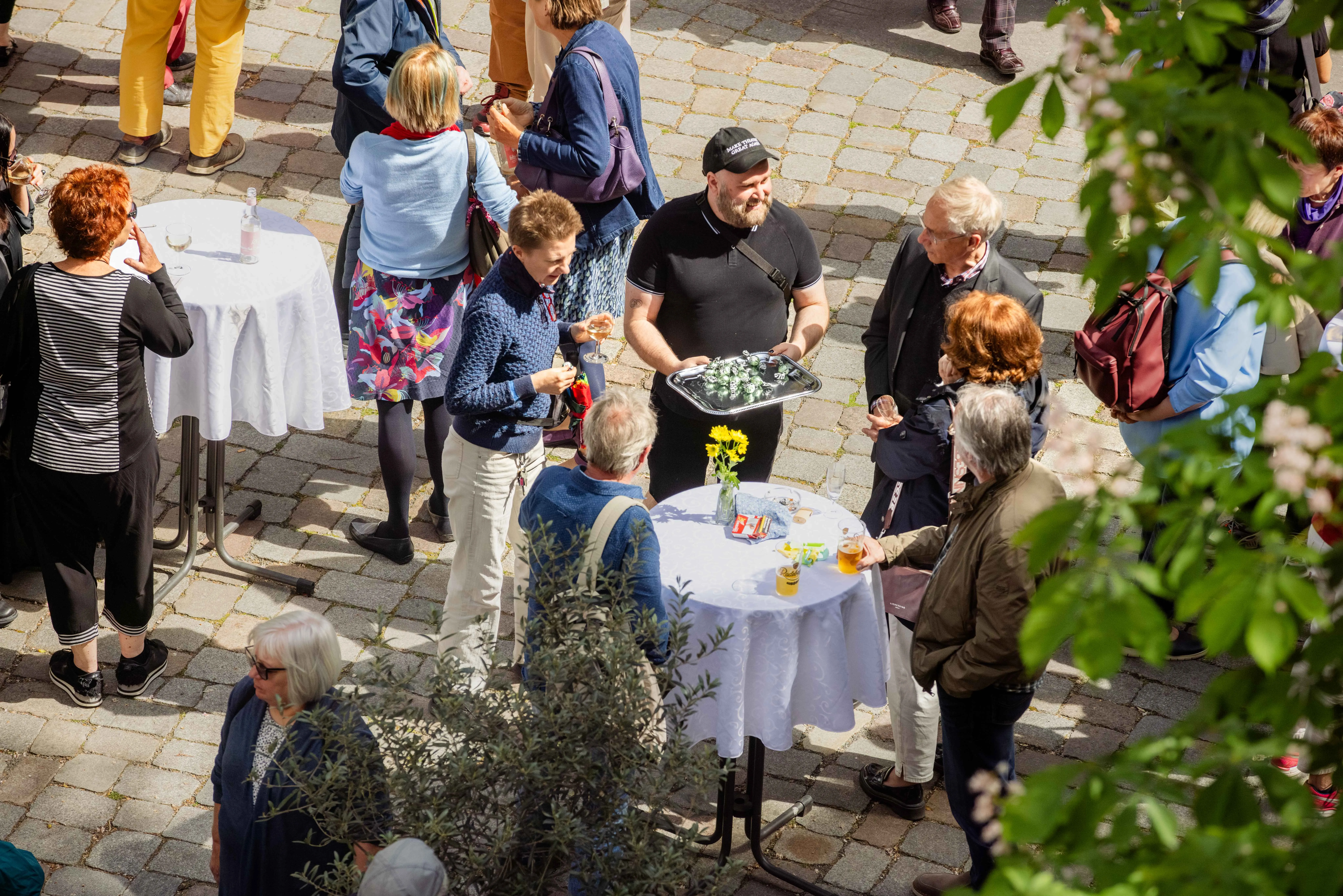 Stimmungsbild: Viele Menschen beim Sommerfest des Berliner Ensemble Stimmungsbild: Viele Menschen beim Sommerfest des Berliner Ensemble