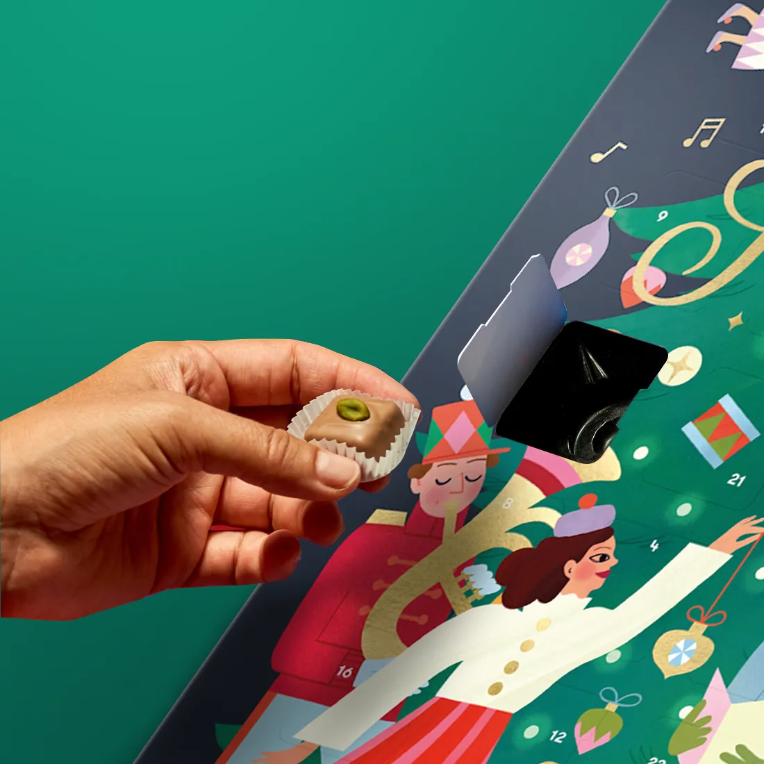 Adventskalender Tannenbaum: ein Türchen ist offen mit Praline Pistazie-Nougat