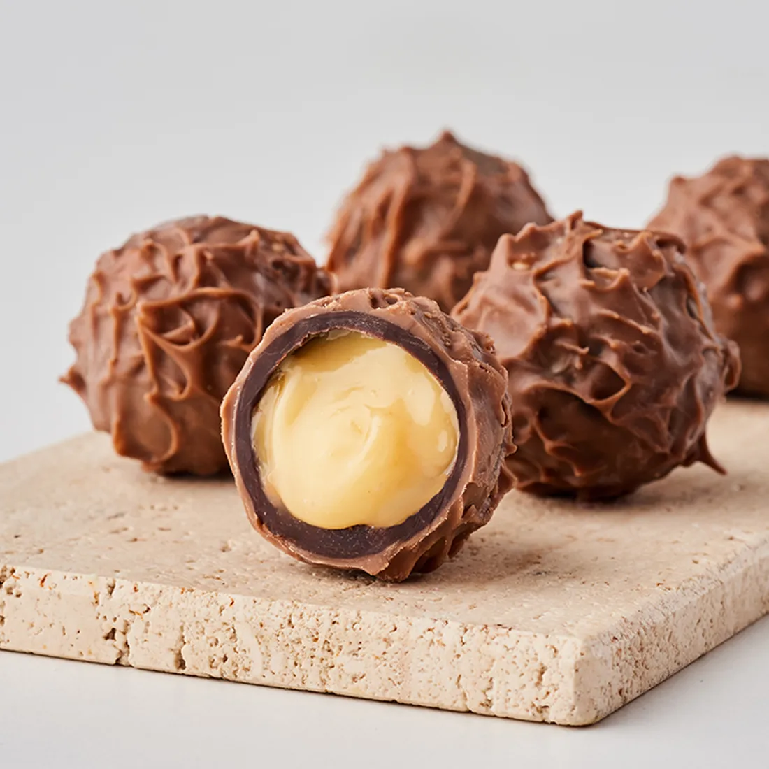 Produktbild: Eierlikör-Praline angeschnitten